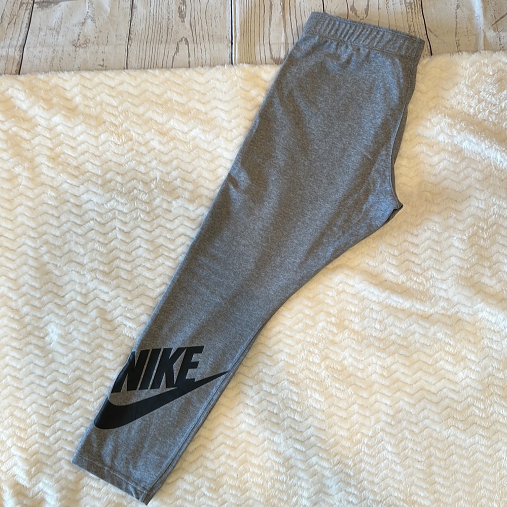 Nike Gray Cropped Capri Leggings Stretch Pants Size Medium - Picture 2 of 10